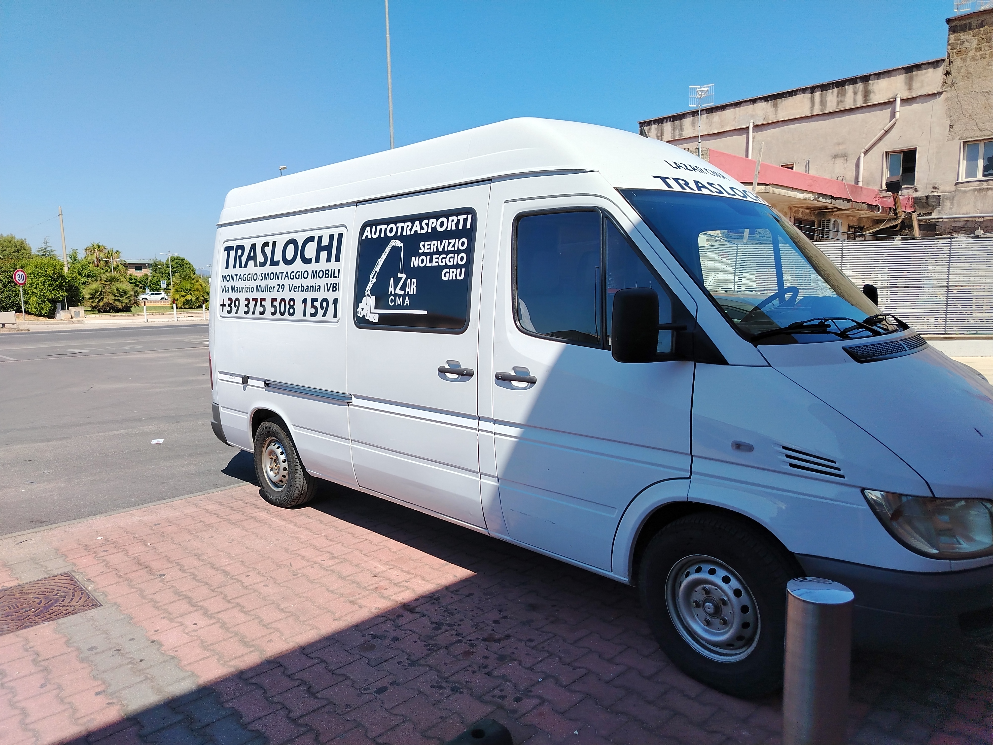 Camion gru in azione Verbania
